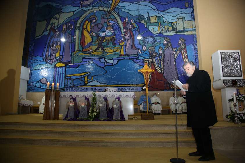 Biskup Mijo Gorski je blagoslovio novi mozaik u Nac. Svetištu sv. Josipa Josip Botteri Dini, akademski umjetnik koji je dizajnirao mozaik i rukovodio radovima, održao je govor po kojem se moglo pomisliti da se radi o teologu. Govorio...