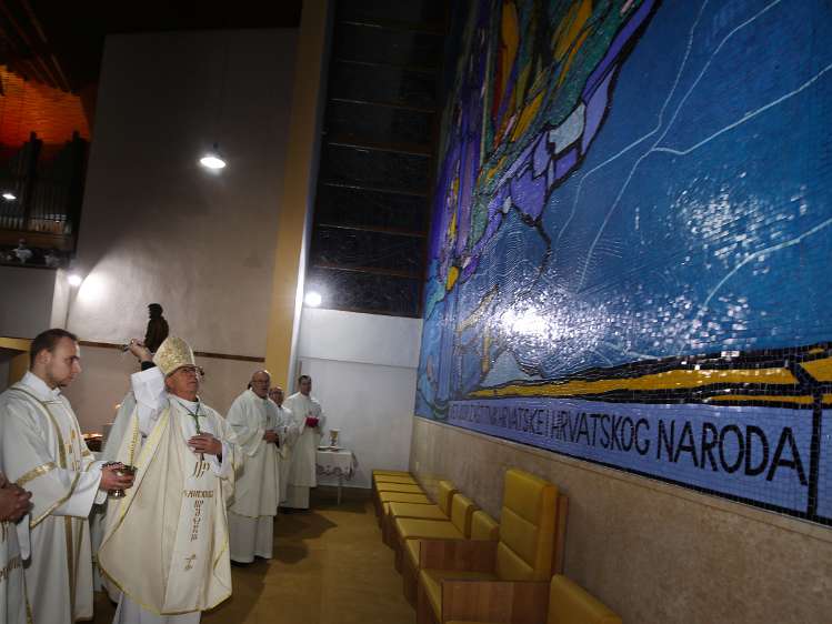 Biskup Mijo Gorski je blagoslovio novi mozaik u Nac. Svetištu sv. Josipa Biskup Mijo Gorski blagoslivlje novi Mozaik.