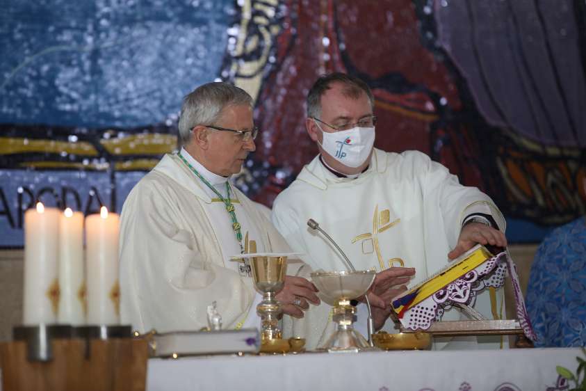 Biskup Mijo Gorski je blagoslovio novi mozaik u Nac. Svetištu sv. Josipa Mons. Sente asistira biskupu Gorskom.