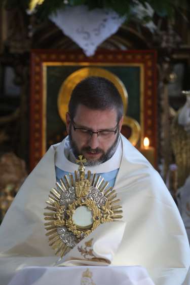 20. molitveni sabor za nerođene P. Marko Glogović udjeljuje euharistijski blagoslov.