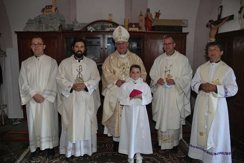 Sv. Misa na sv. Antuna u župi sv. Antuna Nadbiskup Perić u sakristiji.