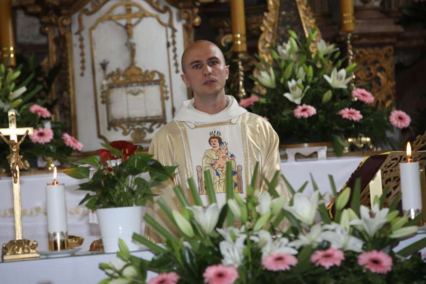"Mlada misa" - fr. Jure Josipović Fr. Jure pozdravlja vjernike