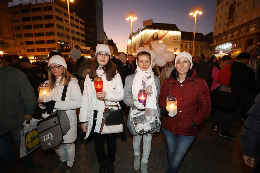 Anti-Maßnahmen Demo - Protiv pandemijskih mjera Demonstrantinnen mit Kerzen sind Teil der Bewegung "Licht ins Dunkel".