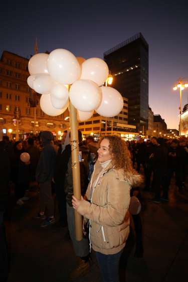 Anti-Maßnahmen Demo - Protiv pandemijskih mjera Auch weiße Ballons sind Erkennunszeichen der Schweigedemos gegen übertriebene Corona-Maßnahmen.
