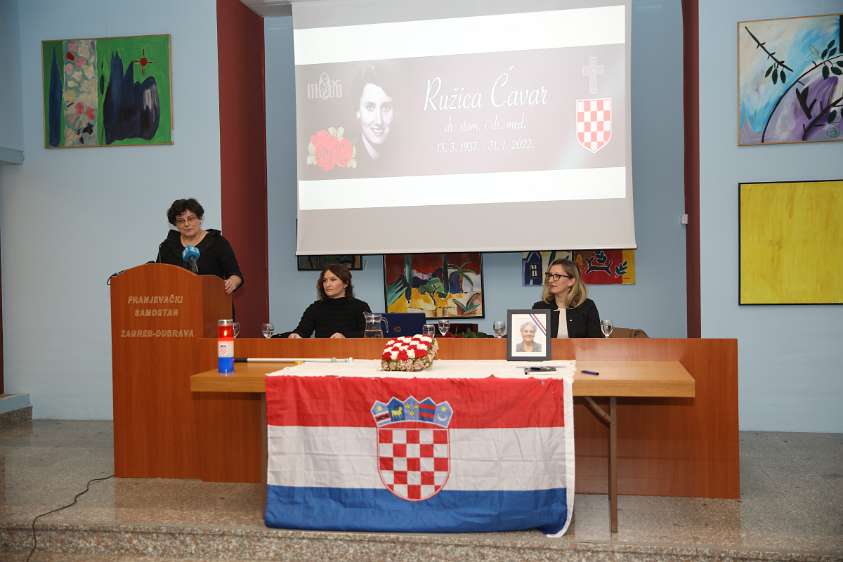 Dr. Ružica Ćavar - Sv. misa zadušnica, komemoracija i podjela priznanja Drina Ćavar, kćer dr. Ružice Ćavar, otvara komemoraciju.