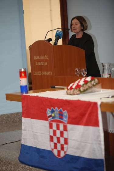 Dr. Ružica Ćavar - Sv. misa zadušnica, komemoracija i podjela priznanja Laudatio - Zdenka Farkaš, autorica Zida boli.