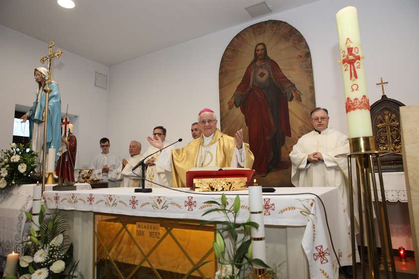 Merčevo u Palmotićevoj Biskup u miru Franjo Komarica pozdravlja vjernike.
