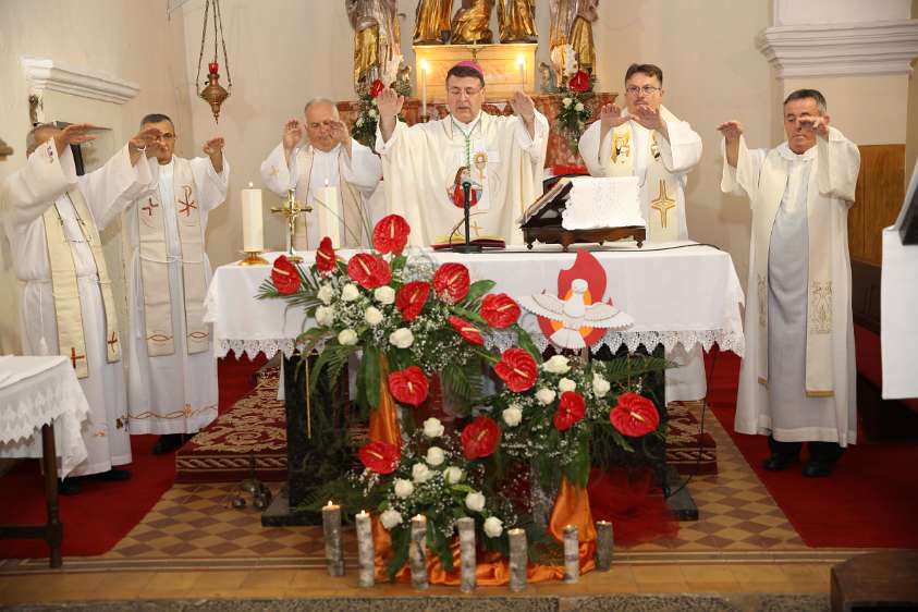 Krizma u Završju Biskup Ivan Šaško i koncelbranti zazivaju Duha Svetoga nad krizmanike.