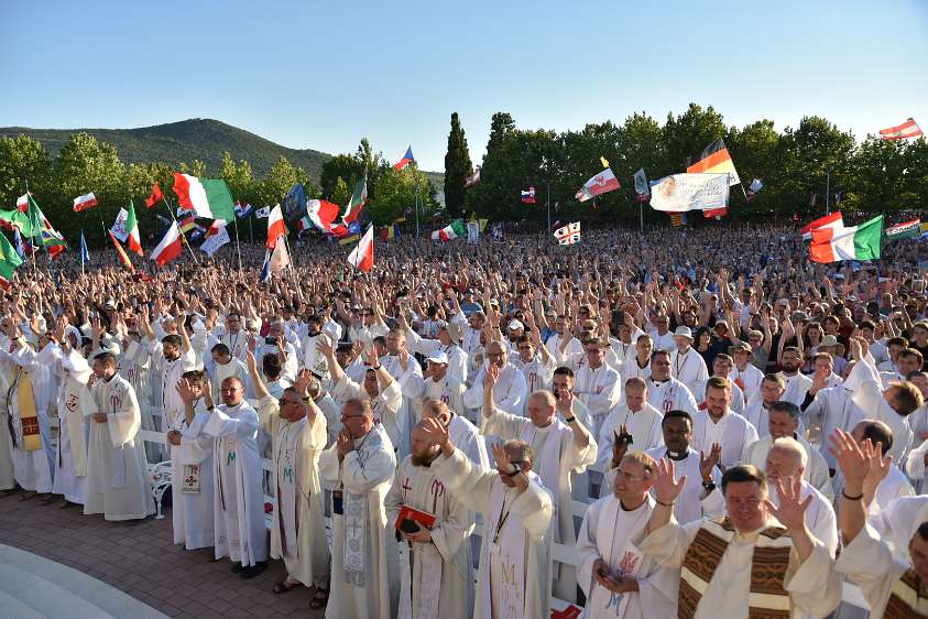 Mladifest 2022 Sooo viele Priester konzelebrieren bei der Eröffnungsmesse.