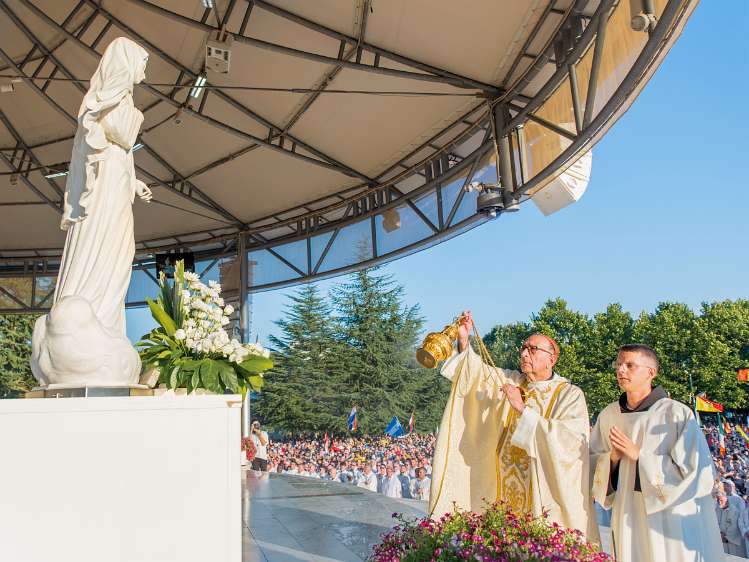Mladifest 2022 Kardinal Juan José Omella inzensiert die Muttergottes-Statue.