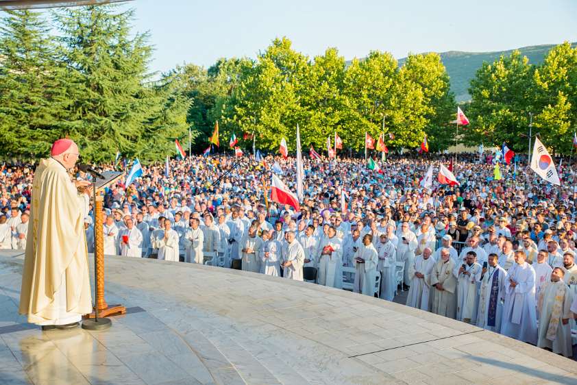 Mladifest 2022 Der Apostolische Visitator für Međugorje, Bischof Aldo Cavalli, liest die Botschaft von Papst Franziskus an die Teilnehmer des Jugendfestivals "Mladifest".