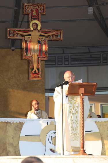 Mladifest 2022 Der Apostolische Visitator für Međugorje, Bischof Aldo Cavalli, liest die Botschaft von Papst Franziskus an die Teilnehmer des Jugendfestivals "Mladifest".