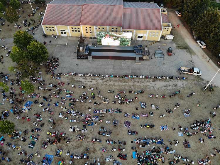 Mladifest 2022 Am großen Feld vor der Johannes Paul II. - Halle.