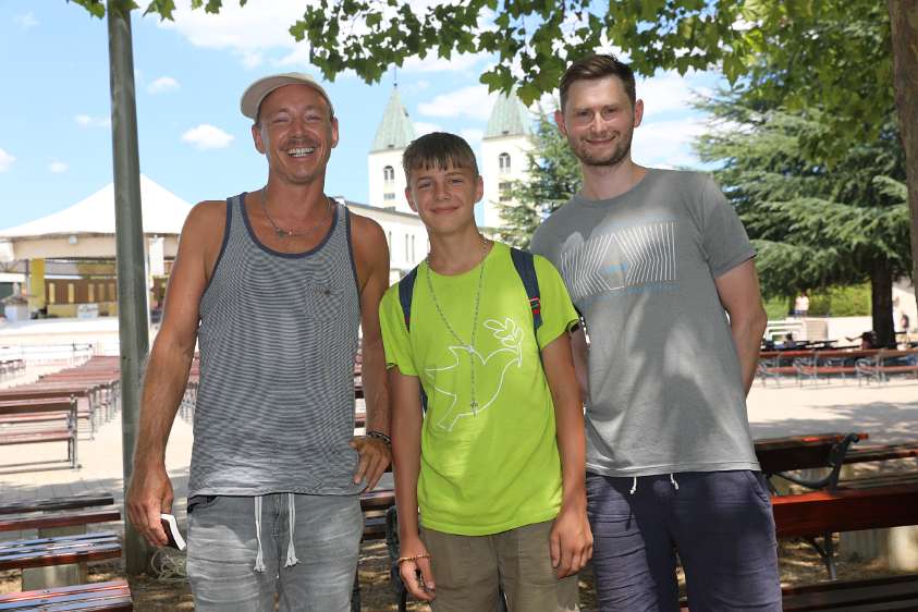 Mladifest 2022 Fabian Locher mit Sohn Laurin und Thomas Fakler aus dem Allgäu: "Wir sind hierher gekommen, weil man hier in die Atmosphäre von innerem Frieden eintauchen kann,...