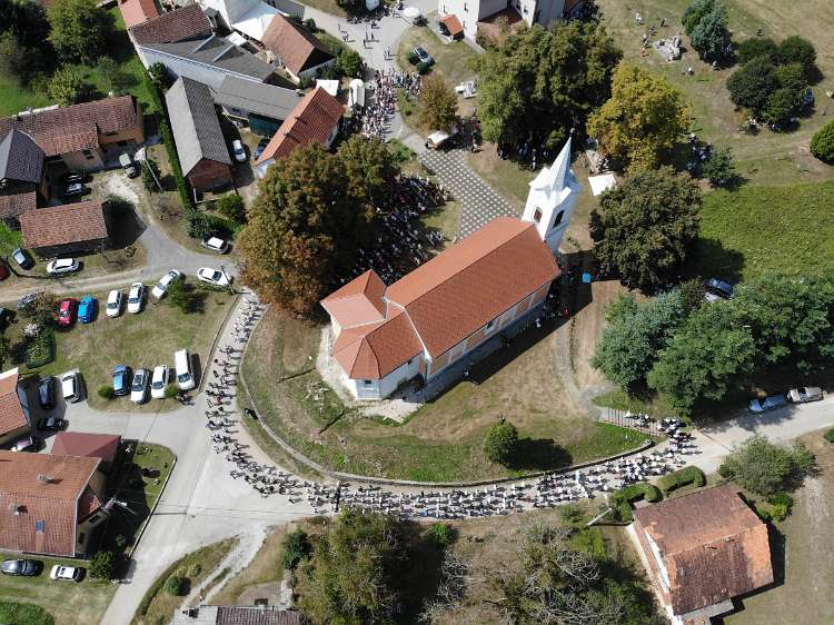 Proštenje Velke Gospe u Novigradu Procesija oko crkve