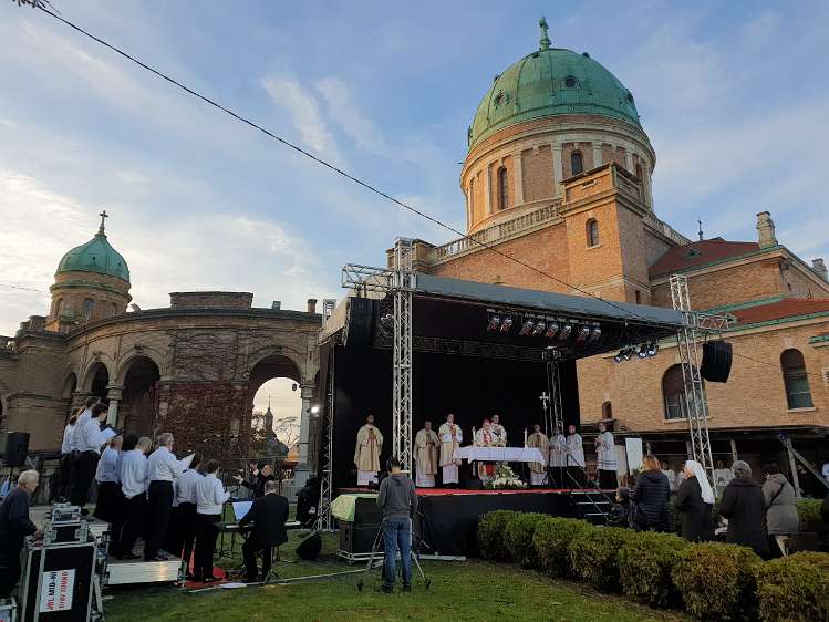 Euharistija povodom svetkovine Svih Svetih na zagrebačkom Mirogoju sa kardinalom Bozanićem Pomoćni oltar pokraj crkve Krista Kralja.
