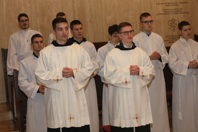 Liturgija sv. Ivana Zlatoustog Mladići na putu k franjevštvu ministriraju.