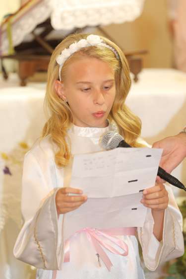 Prva sveta pričest na Tijelovo u Završju Molitva vjernih, pridonesena od jedne prvopričesnice i njenih roditelja.