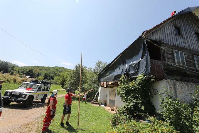 HGSS stavlja zaštitnu foliju na oštećene krovove.