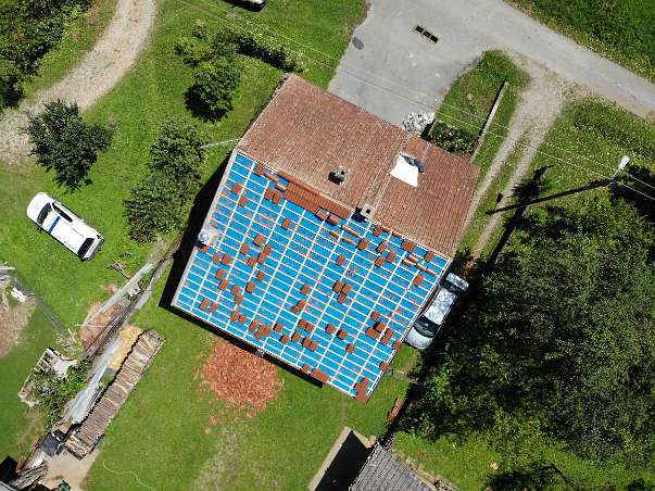 HGSS stavlja zaštitnu foliju na oštećene krovove.