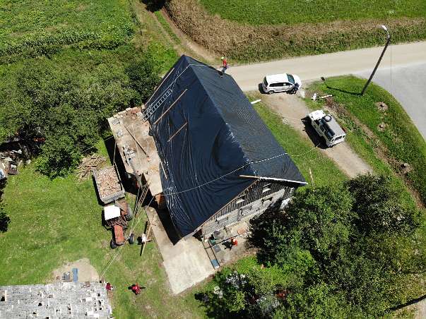 HGSS stavlja zaštitnu foliju na oštećene krovove.