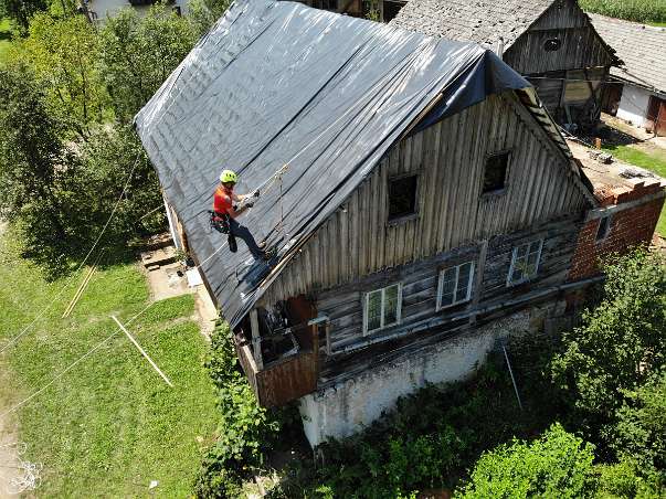 HGSS stavlja zaštitnu foliju na oštećene krovove.