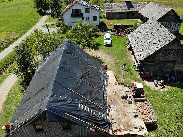 HGSS stavlja zaštitnu foliju na oštećene krovove.