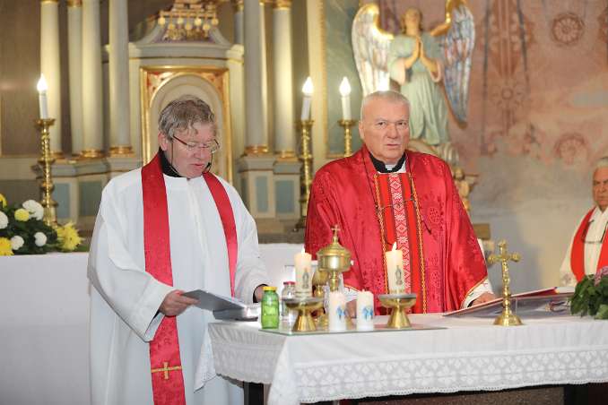 Proštenje sv. Katarine - Kunići Ribnički Župnik vlč. Mario Škof-Žugec pozdravlja vjernike.