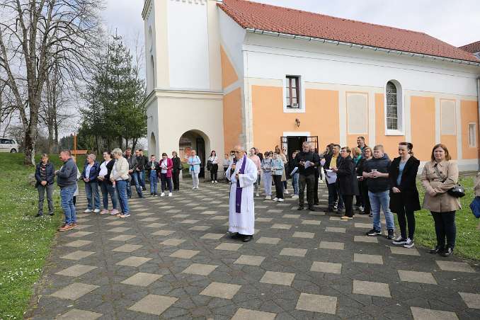 Hodočasnički križni put Župnik p. Filip Vicić pozdravlja vjernike hodčasnike.