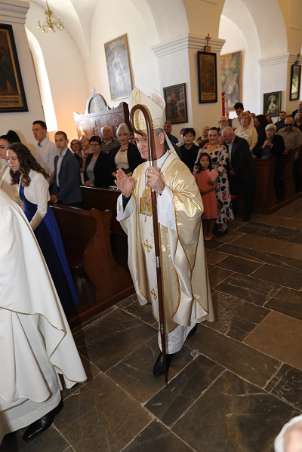 Nadbiskup Dražen Kutleša udjeljuje sakrament sv. potvrde i blagoslivlje nove molitvene i spomen-prostore u Sveticama. Introitus