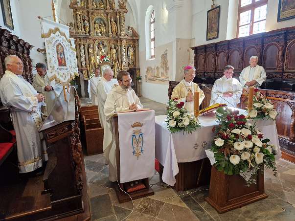 Nadbiskup Dražen Kutleša udjeljuje sakrament sv. potvrde i blagoslivlje nove molitvene i spomen-prostore u Sveticama. Župnik pater Marko Glogović pozdravlja krizmanike i sudionike.
