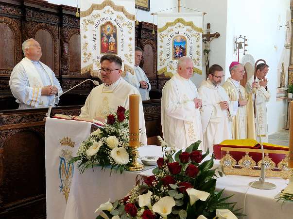 Nadbiskup Dražen Kutleša udjeljuje sakrament sv. potvrde i blagoslivlje nove molitvene i spomen-prostore u Sveticama. Evanđelje