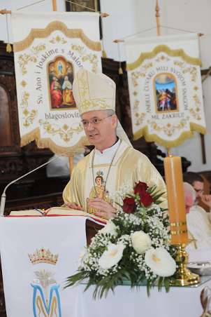 Nadbiskup Dražen Kutleša udjeljuje sakrament sv. potvrde i blagoslivlje nove molitvene i spomen-prostore u Sveticama. Propovijed, nadbiskup Dražen Kutleša.