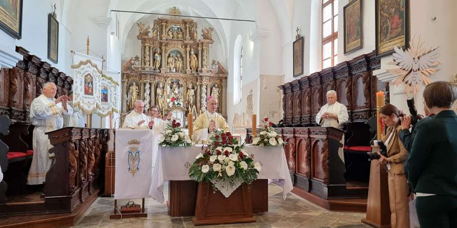 Nadbiskup Dražen Kutleša udjeljuje sakrament sv. potvrde i blagoslivlje nove molitvene i spomen-prostore u Sveticama. Propovijed, nadbiskup Dražen Kutleša.