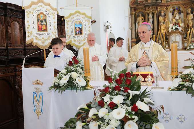 Nadbiskup Dražen Kutleša udjeljuje sakrament sv. potvrde i blagoslivlje nove molitvene i spomen-prostore u Sveticama. Molitve vjernih, krizmanici.