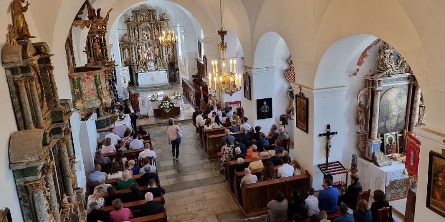 Nadbiskup Dražen Kutleša udjeljuje sakrament sv. potvrde i blagoslivlje nove molitvene i spomen-prostore u Sveticama.