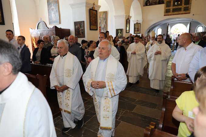 Nadbiskup Dražen Kutleša udjeljuje sakrament sv. potvrde i blagoslivlje nove molitvene i spomen-prostore u Sveticama.