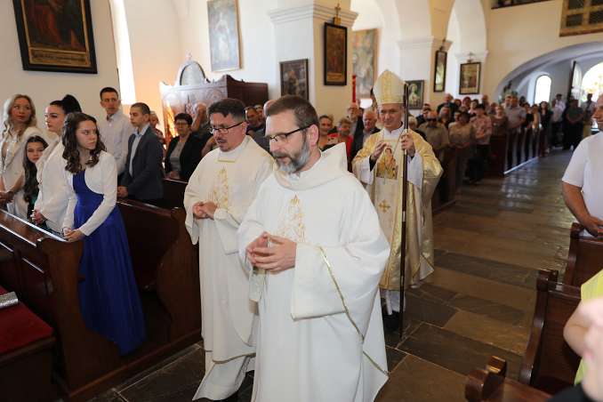 Nadbiskup Dražen Kutleša udjeljuje sakrament sv. potvrde i blagoslivlje nove molitvene i spomen-prostore u Sveticama.