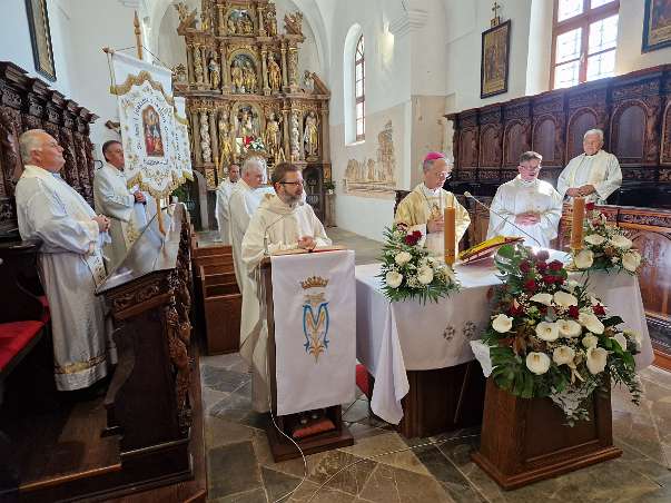 Nadbiskup Dražen Kutleša udjeljuje sakrament sv. potvrde i blagoslivlje nove molitvene i spomen-prostore u Sveticama.