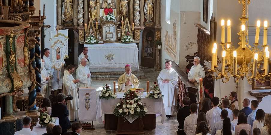 Nadbiskup Dražen Kutleša udjeljuje sakrament sv. potvrde i blagoslivlje nove molitvene i spomen-prostore u Sveticama.
