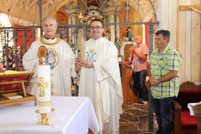 Mala Gospa na Svetoj Gori Male darove u znak zahvalnosti na dolasku, predao je vlč. Marković celebrantu mons. Svažiću.