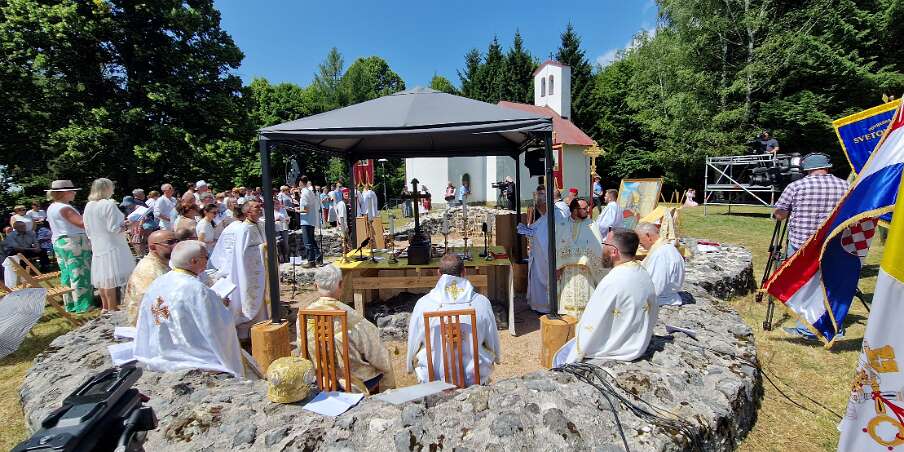 Proslava 1100 obljetnice Kraljevine Hrvatske Liturgiju su izravno prenosili Hrvatska televizija i Hrvatski katolički radio.