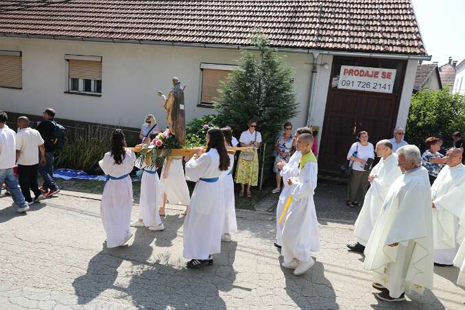 Velika Gospa u Novigradu Procesija