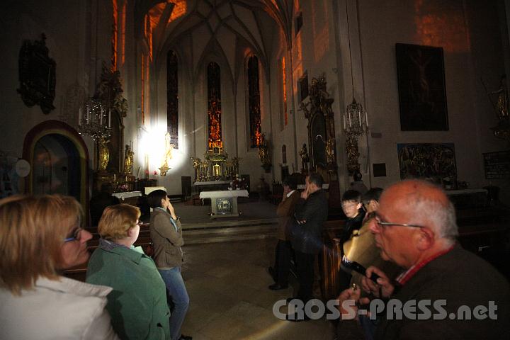 2011.05.27_23.17.29.jpg - In der stockdunklen Kirche beleuchtet Herr Wahl jeweils die Bilder und Statuen, die er bei seiner Kirchenführung der besonderen Art sehr lebendig zu beschreiben versteht.