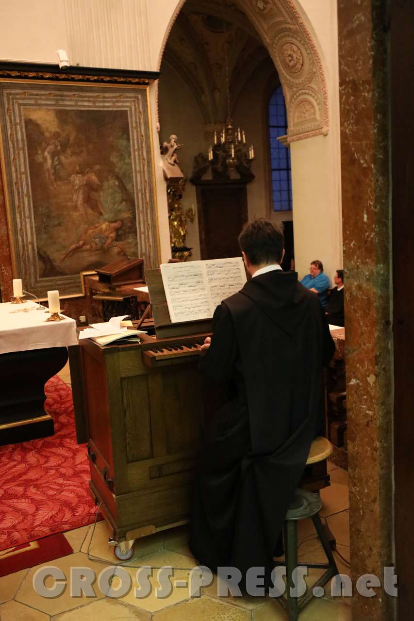 2017.06.09_21.28.25.jpg - P.Florian Ehebruster spielt an der Orgel.