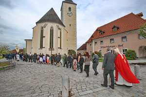 PfarrFirmung Allhartsberg 2013 Einzug in die Pfarrkirche
