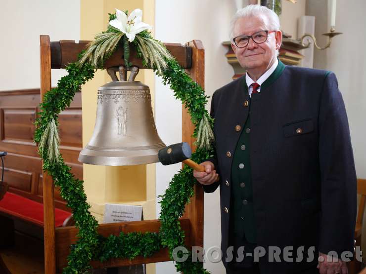 2016.06.26_10.54.17.jpg - Anton Steingruber bringt "seine Glocke" mit dem Bild des Hl. Antonius zum klingen.