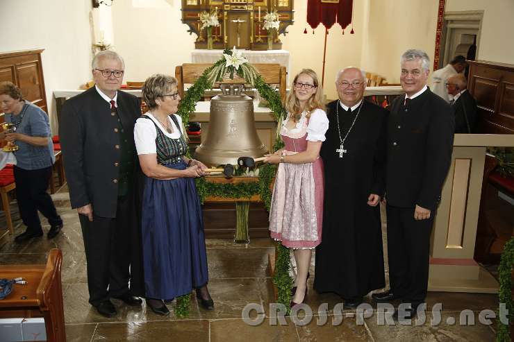 2016.06.26_11.02.06.JPG - Die Glocken-Patinnen Eva Maria Steingruber (links, daneben ihr Mann Anton)  und Martina Aigner (rechts) mit Abt Petrus und Bürgermeister Kasser.