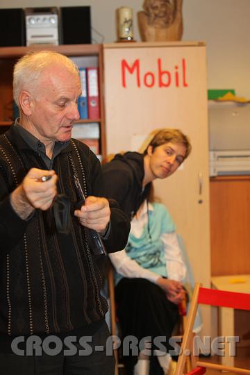 2010.02.20_17.28.38.jpg - Bernhard, der alter "Hase " unter der Technikern, demonstriert die Handhabe der Gerte der mobilen Studios.
