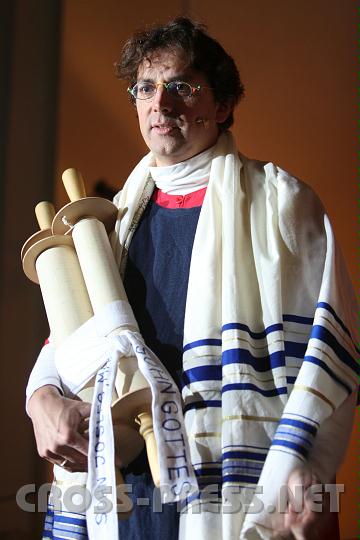 2010.12.12_15.11.49.jpg - Der kluge "Rabbi Eljakim" (Kisi Grnder Hannes Minichmayr) trgt in dem Stck viel zum Verstndnis des jdischen Umfeldes Jesu bei.